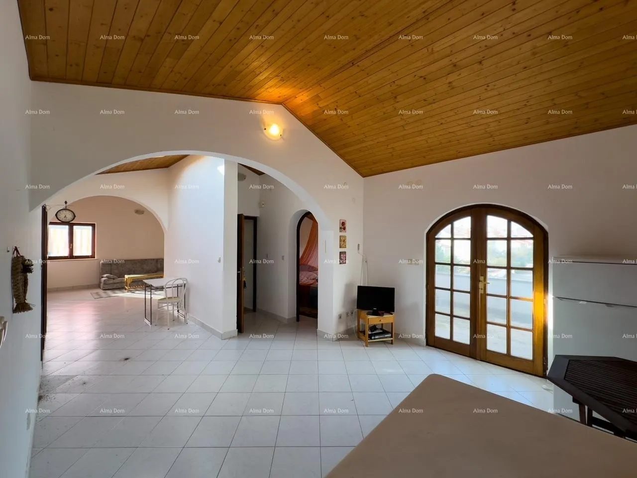 kuća prodajemo kuću sa sedam apartmana na velikoj okućnici sa bazenom i garažom. banjole - slika 35