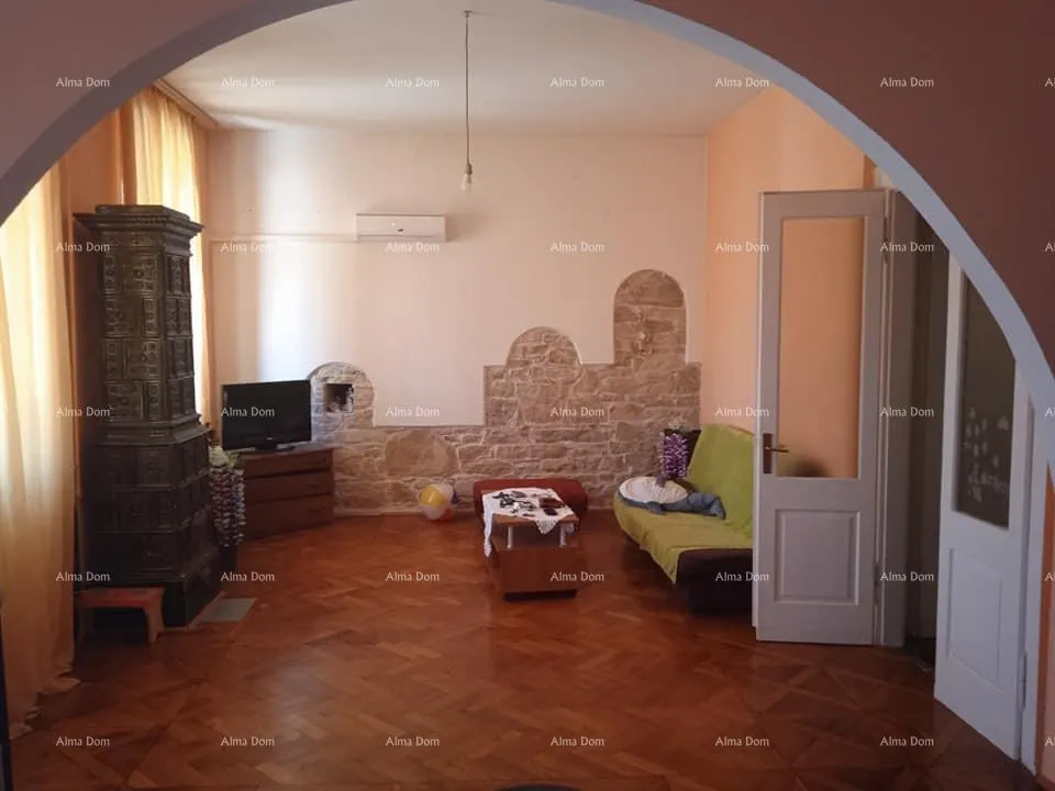 stan prodaje se stan u centru . smješten u glavnoj ulici grada pule, istarska ulica. - slika 2