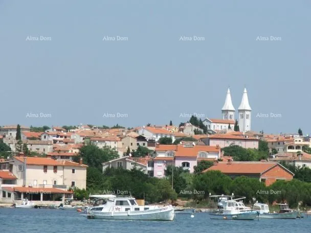 kuća samostojeća sa pogledom na more, udaljena od plaže i mora cca 500 metara. - slika 17