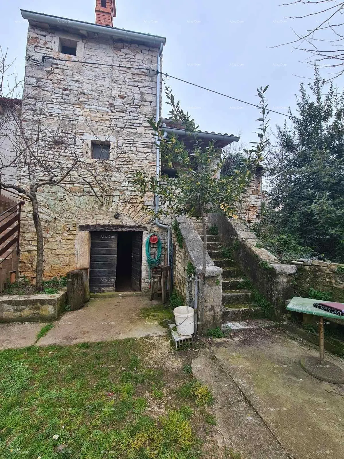 Kuća Izvrsna prilika! Prodaje se stara kamena kuća u Peroju!
