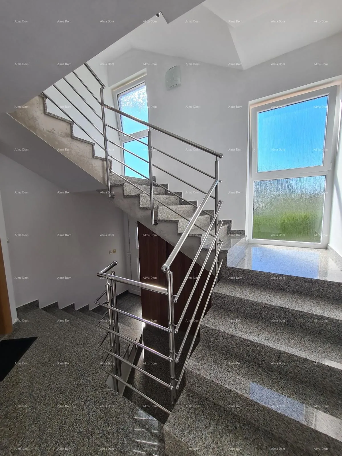 kuća medulin! kuća sa 6 zasebnih stambenih jedinica! - slika 11