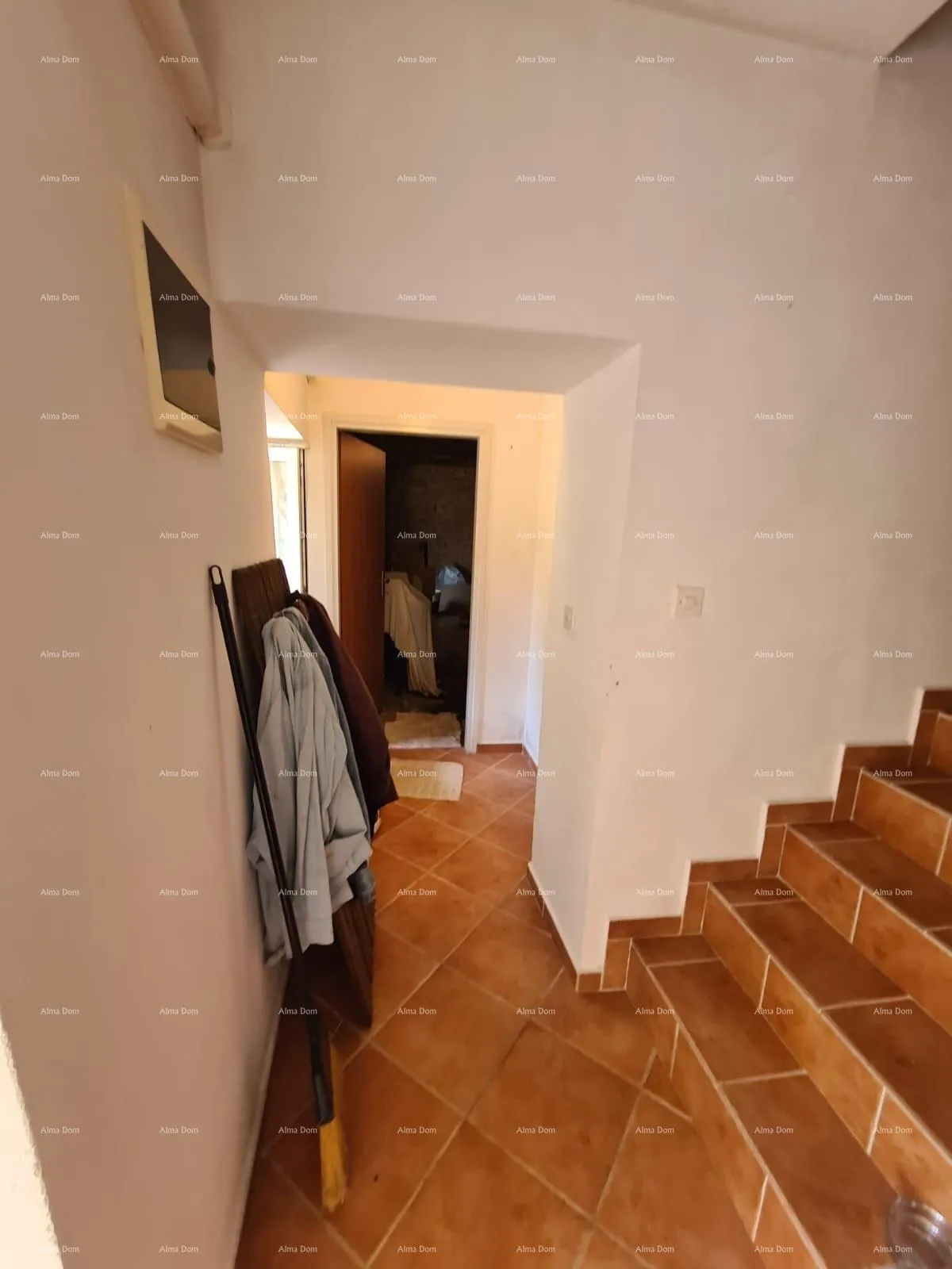 kuća prodaja kuće sa dvorištem i velikim zemljištem, barban - slika 12