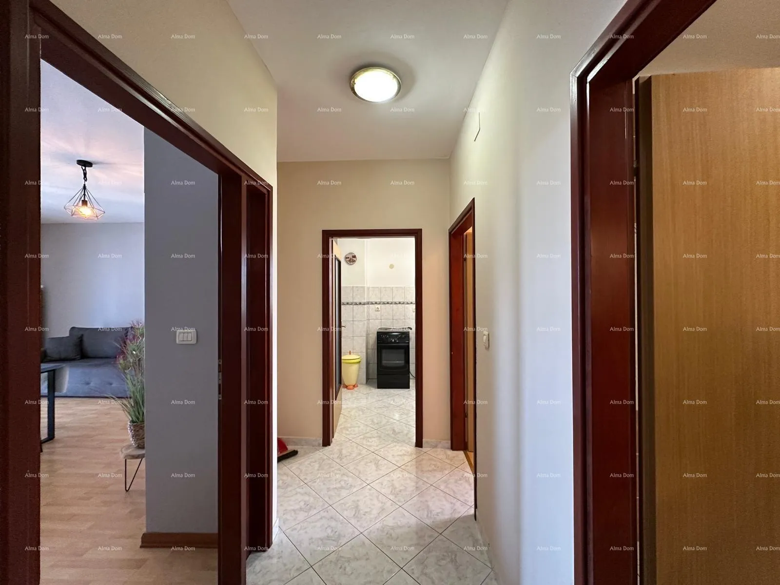 kuća prodajemo kuću sa pet apartmana na odličnoj lokaciji! - slika 9