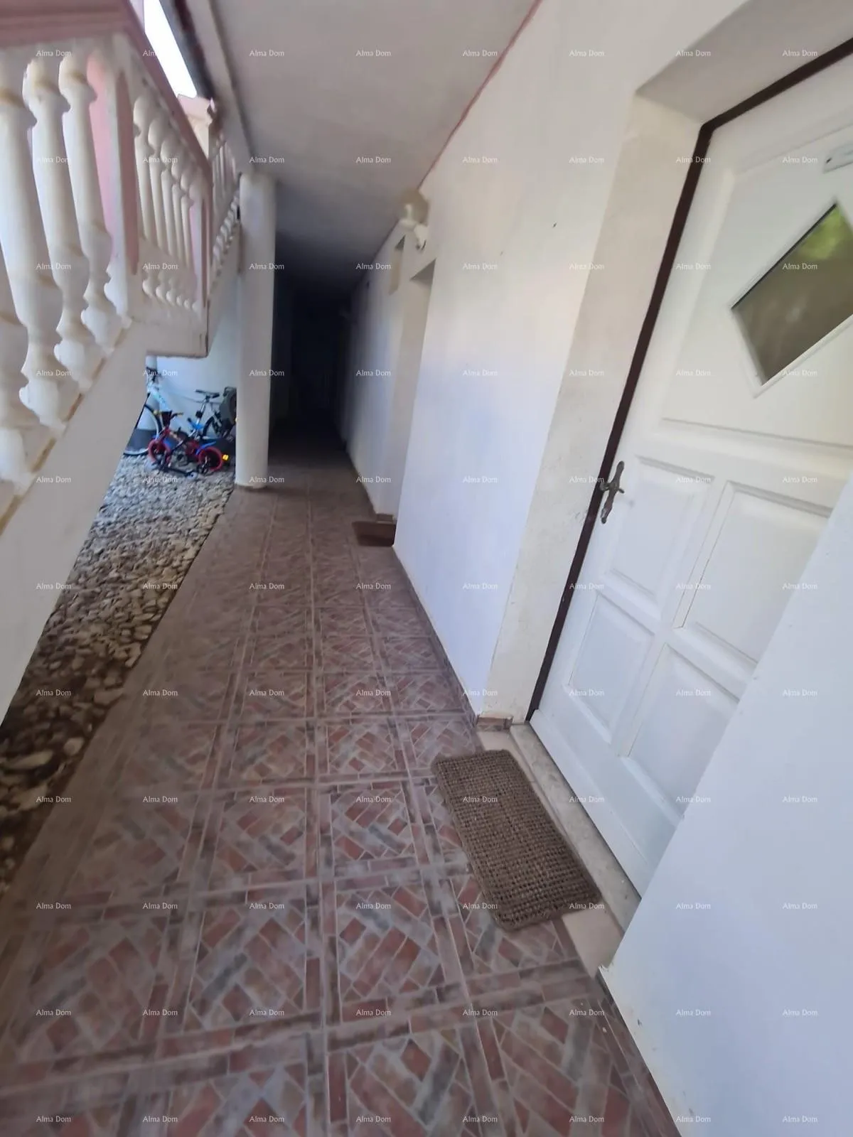 stan prizemni apartman s lođom i bazenom. medulin. - slika 20