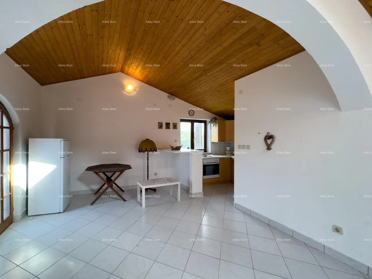 kuća prodajemo kuću sa sedam apartmana na velikoj okućnici sa bazenom i garažom. banjole - slika 32