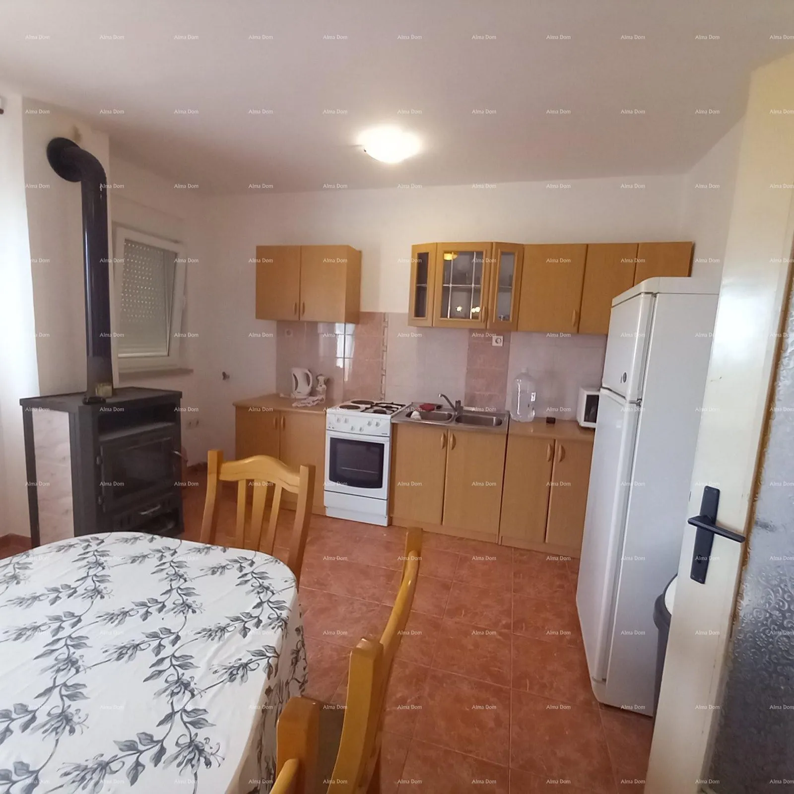 kuća prodaja, ližnjan , kuća u nizu sa tri apartmana. - slika 31