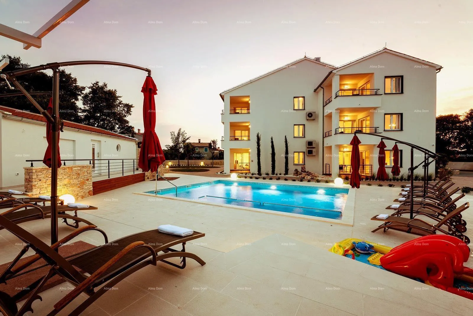 stan peroj, lijepo uređen stan u zgradi sa zajedničkim bazenom - slika 1