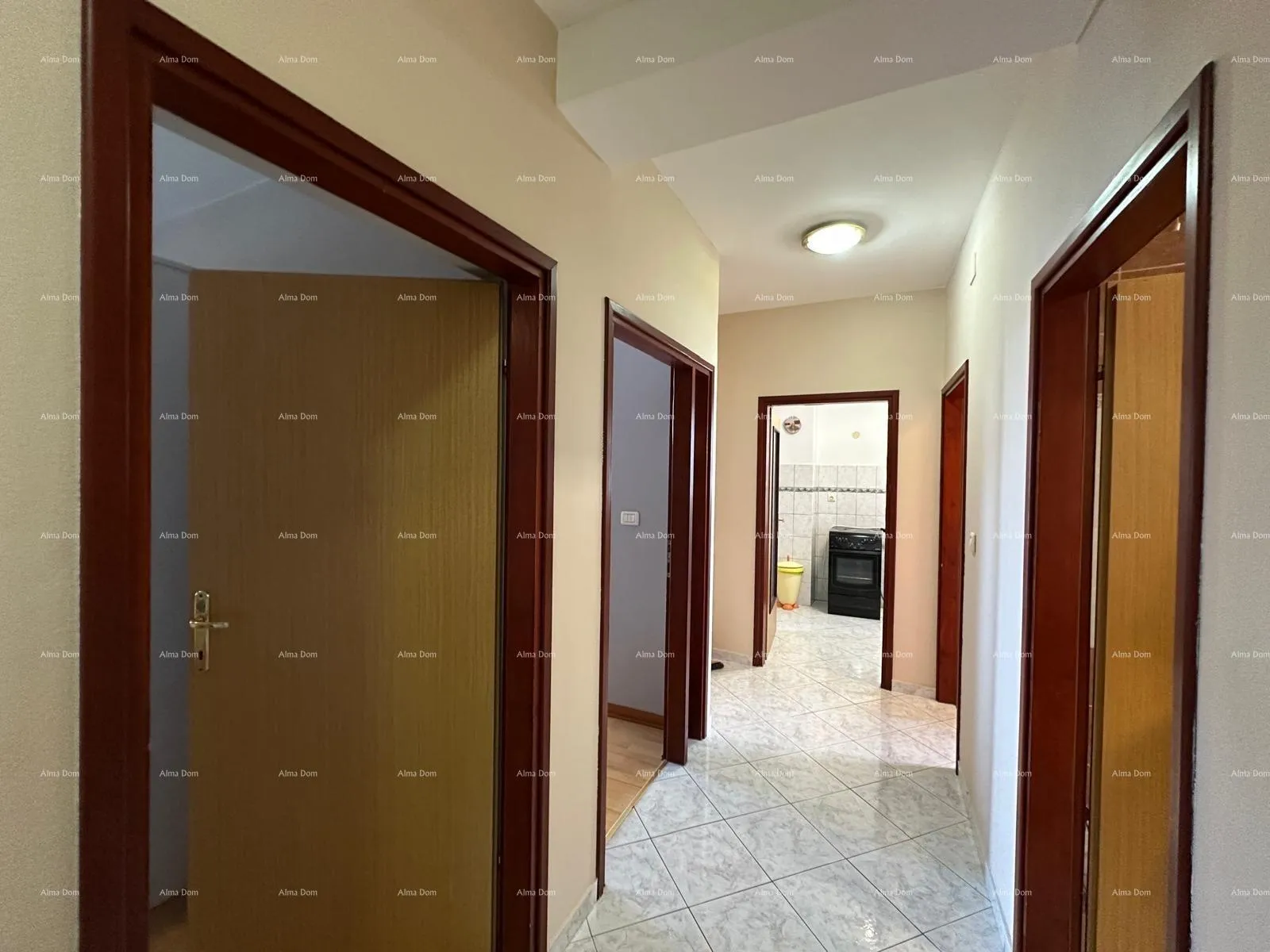 kuća prodajemo kuću sa pet apartmana na odličnoj lokaciji! - slika 8