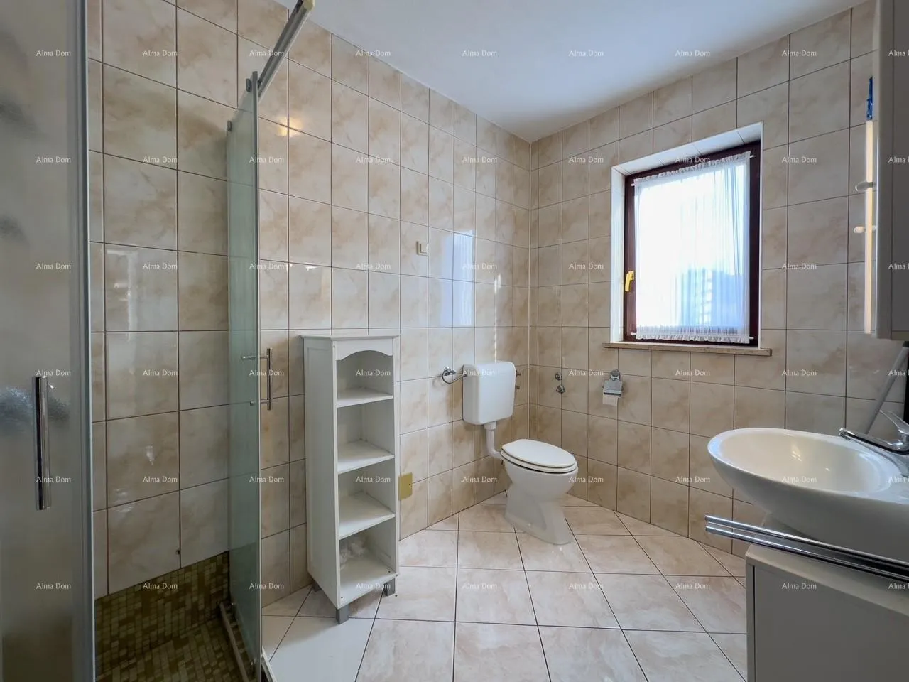 kuća prodajemo kuću sa sedam apartmana na velikoj okućnici sa bazenom i garažom. banjole - slika 26