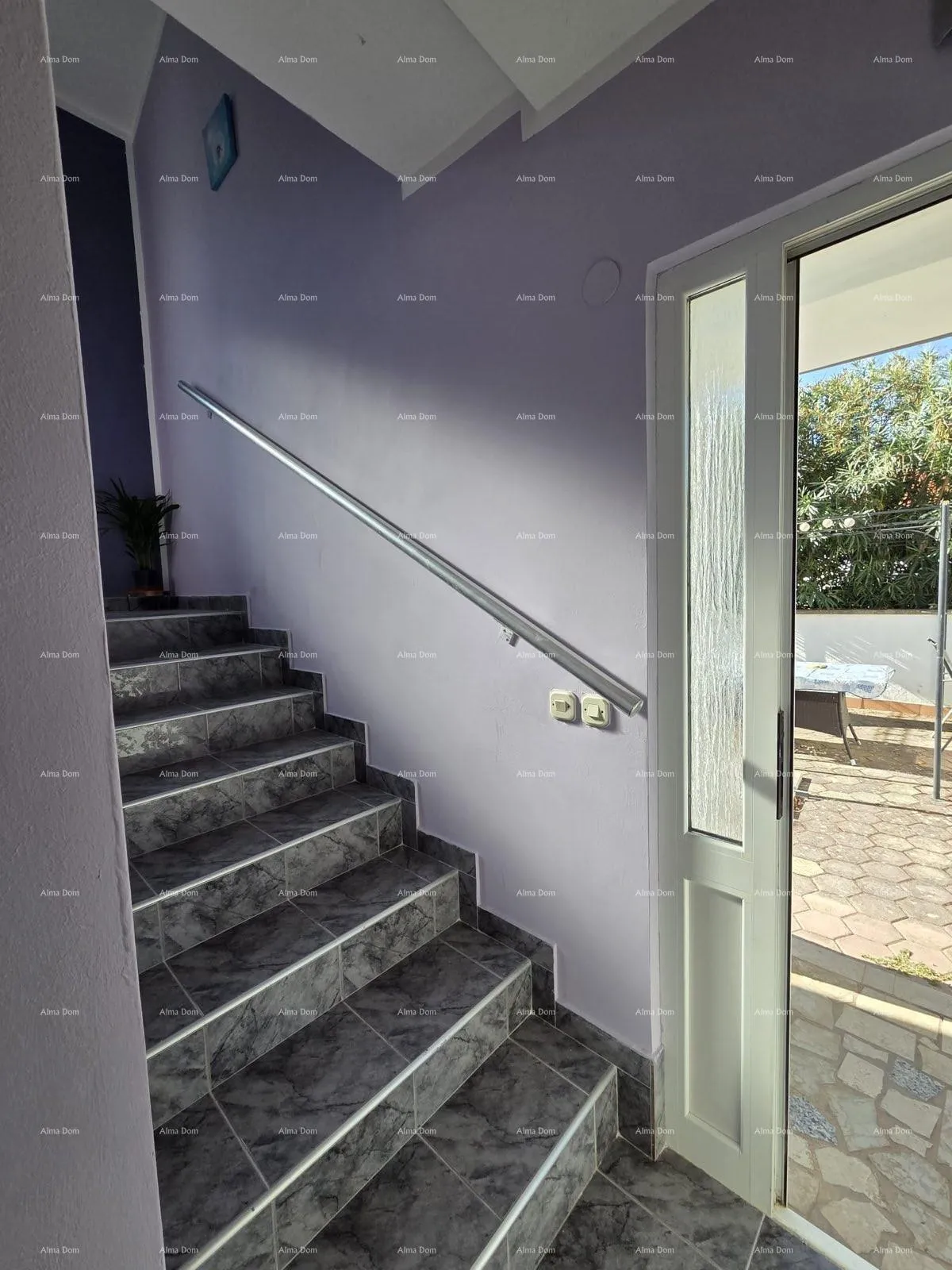 stan štinjan – dva apartmana u istoj zgradi - slika 20