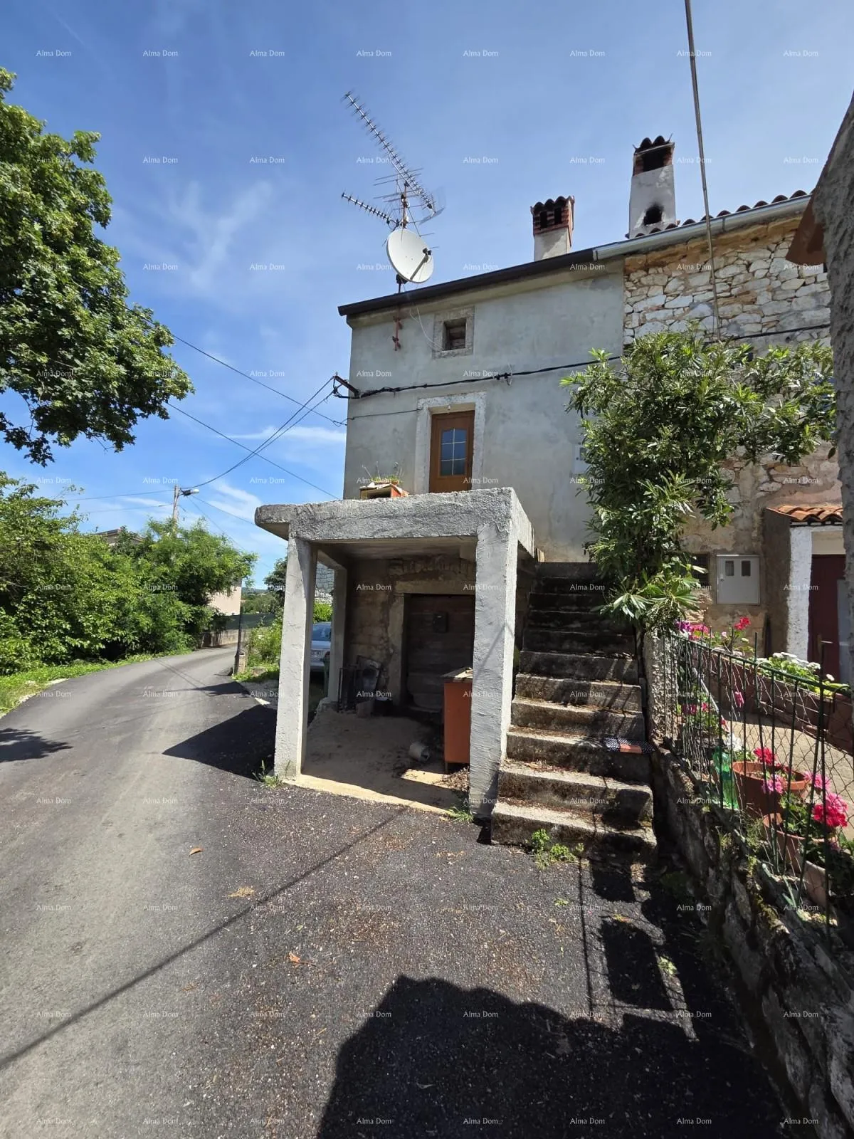 Kuća Prodaja kuće za renovaciju s građevinskim zemljištem, blizina Poreča, Žbandaj!