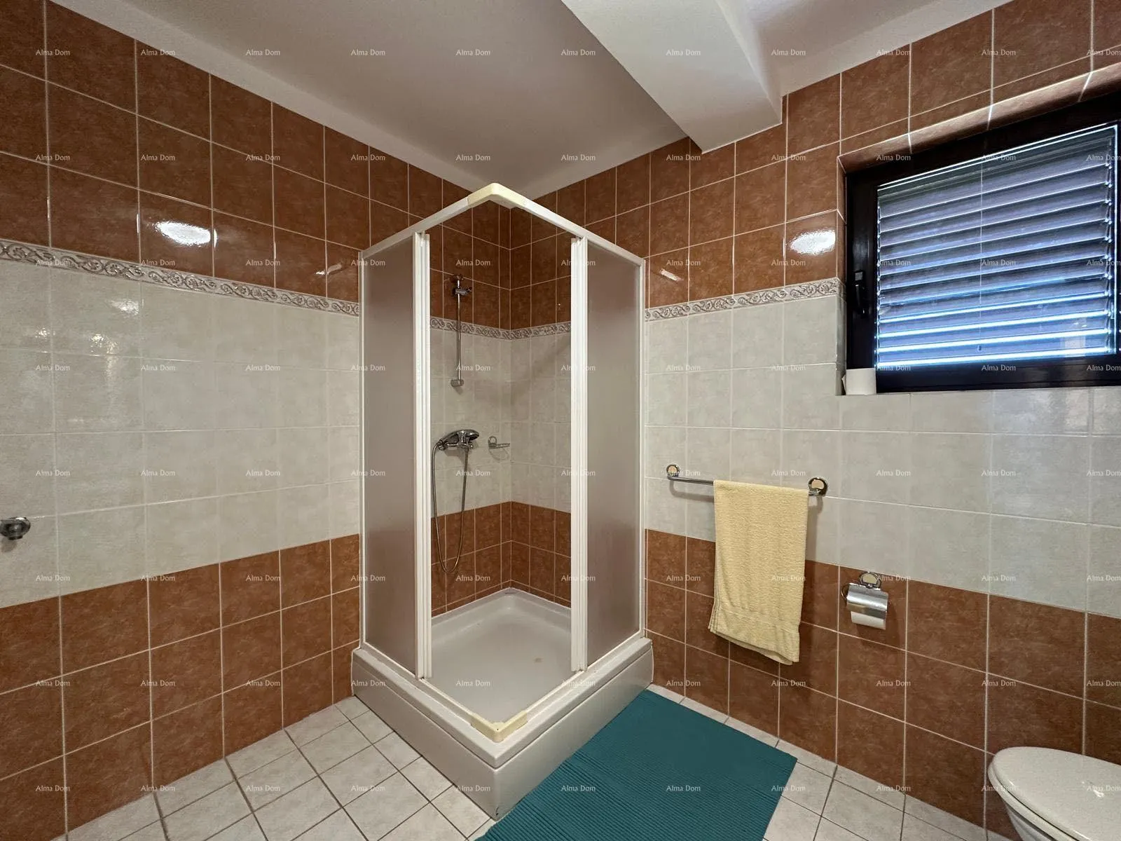 kuća prodajemo kuću sa pet apartmana na odličnoj lokaciji! - slika 14