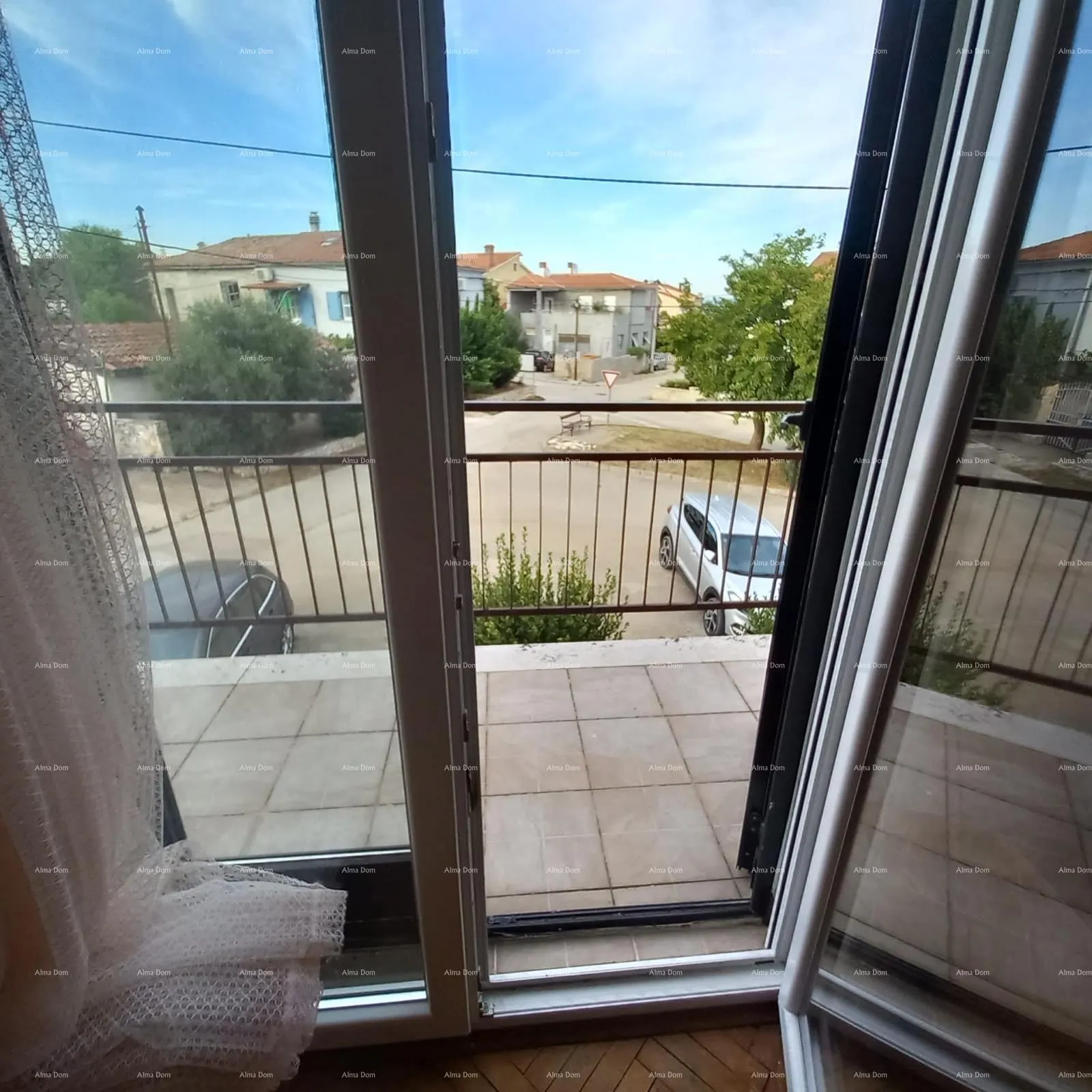 kuća prodaja, ližnjan , kuća u nizu sa tri apartmana. - slika 40