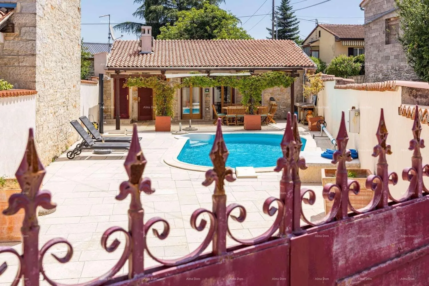 kuća prodaje se renovirana istarska kuća s bazenom – kanfanar, 208 m², dva objekta - slika 2