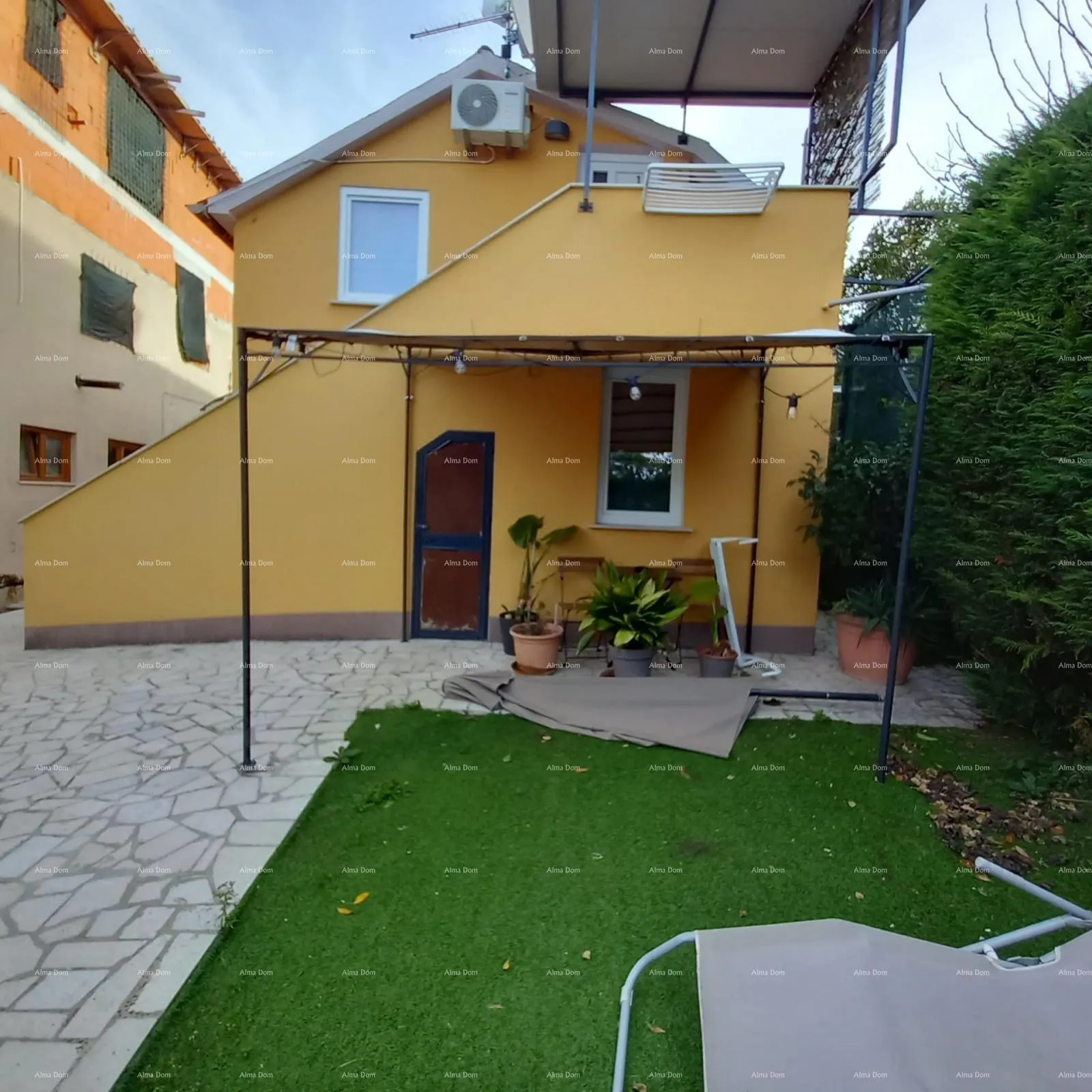 kuća prodaje se kuća sa 3 apartmana i dvorištem, blizu pule. pješčana uvala. - slika 2