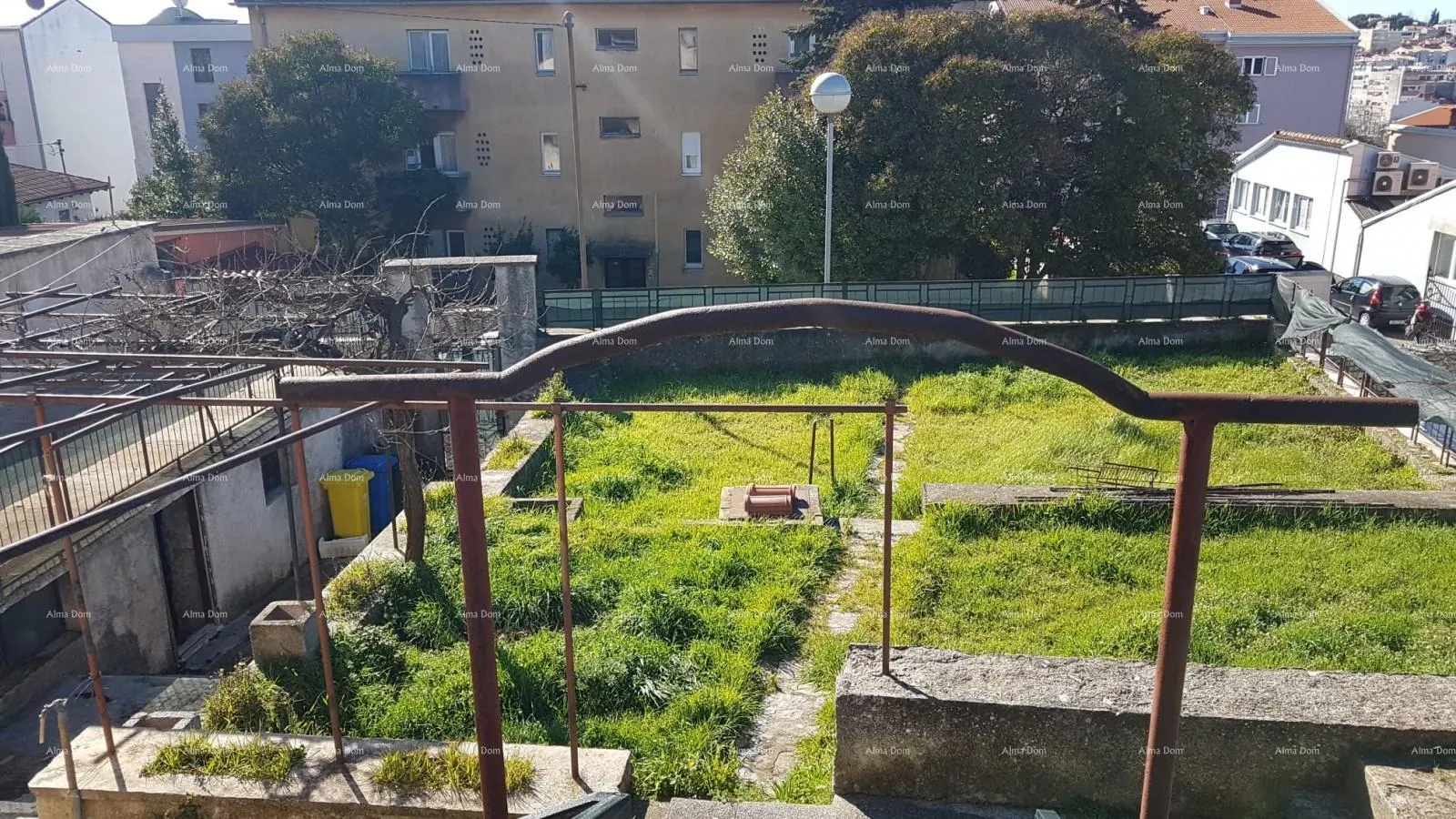 kuća pula! kuća s dva stana i velikim vrtom. blizina mup-a. - slika 6