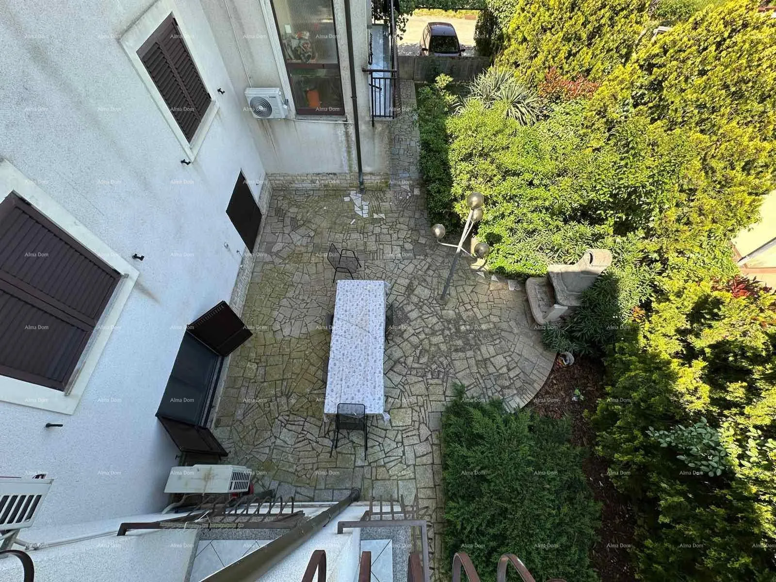 kuća prodajemo kuću sa pet apartmana na odličnoj lokaciji! - slika 29