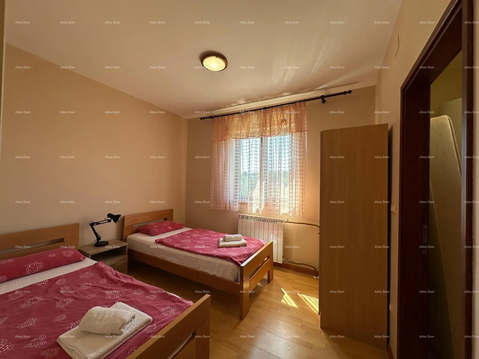 kuća prodajemo kuću sa pet apartmana na odličnoj lokaciji! - slika 18