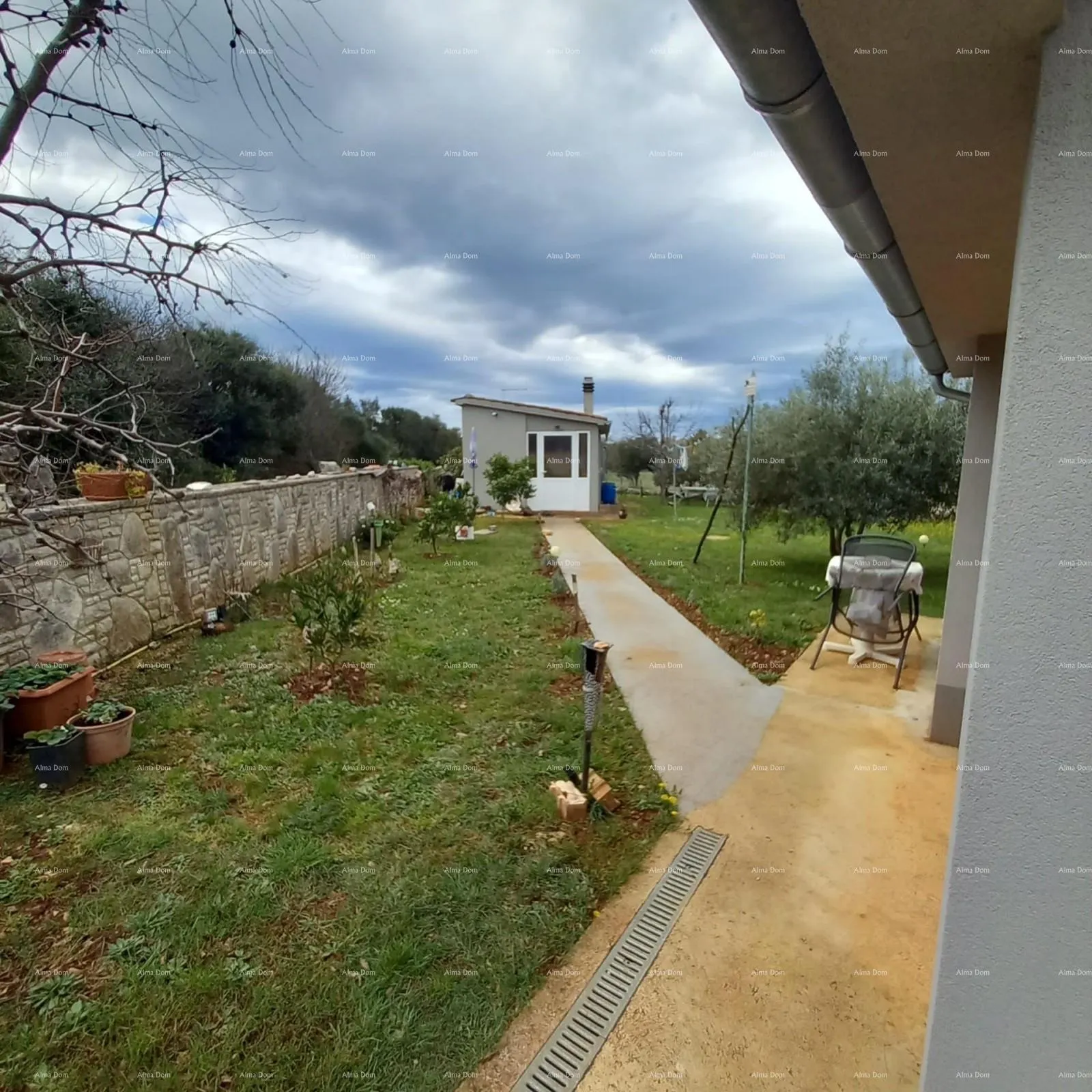 kuća samostojeća kuća s pomoćnim objektom i prostranom okućnicom u zapadnoj istri - slika 7