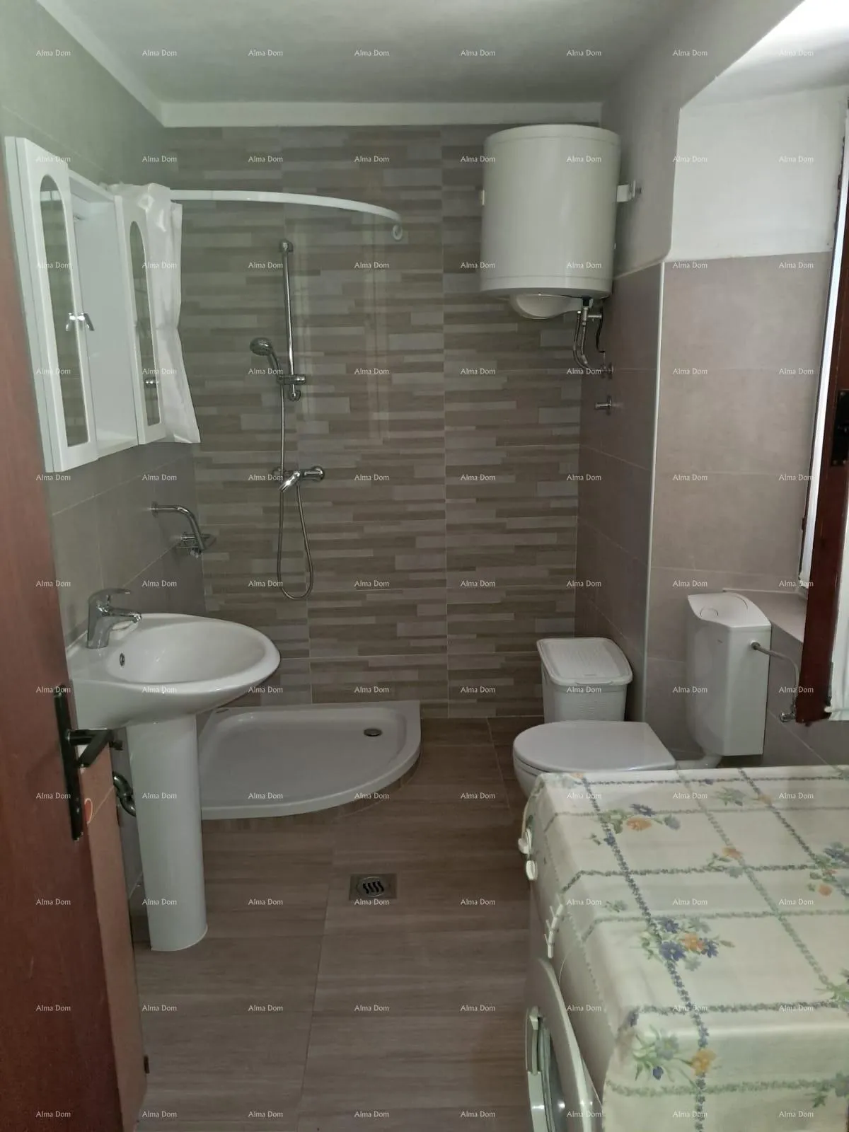 kuća buje! kuća na tri etaže u centru, - slika 9