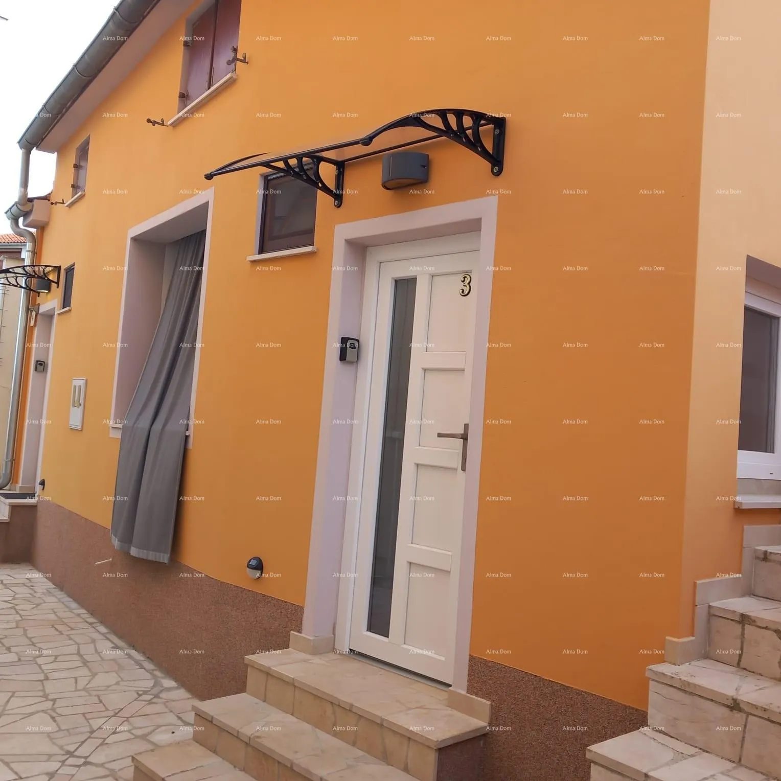kuća prodaje se kuća sa 3 apartmana i dvorištem, blizu pule. pješčana uvala. - slika 31