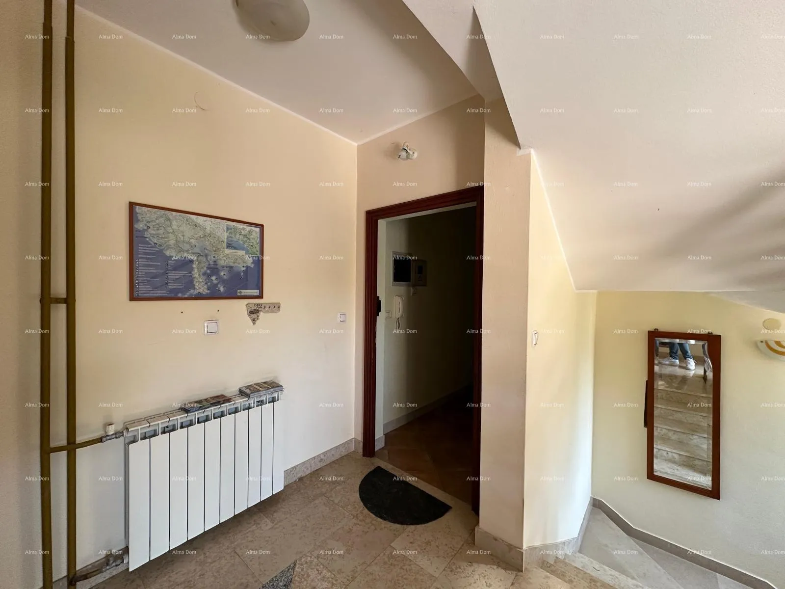 kuća prodajemo kuću sa pet apartmana na odličnoj lokaciji! - slika 6