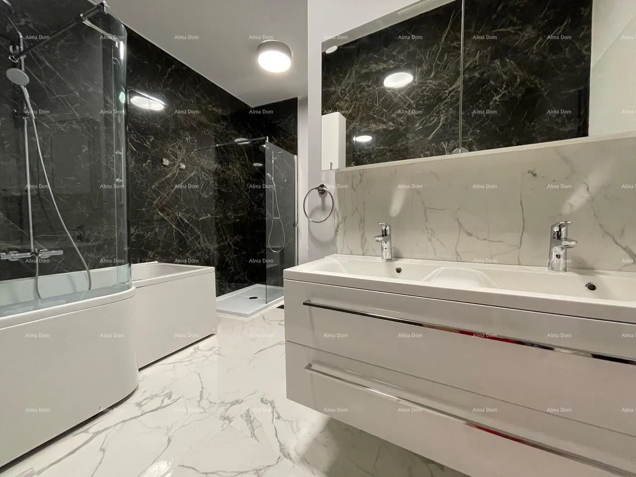 kuća prelijepa kuća s tri etažirana apartmana u staroj jezgri grada, poreč! - slika 13