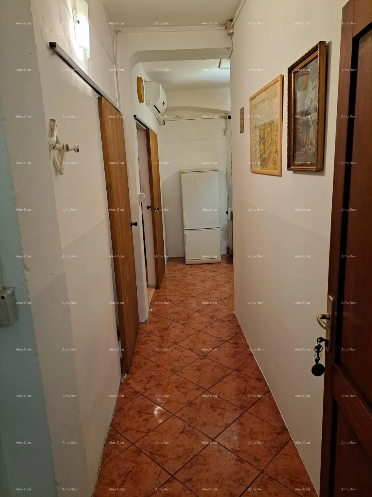 kuća prodaja- kuća sa konobom, velikom terasom, dva trosobna stana, dvorištem. odlična prilika za investiranje! - slika 2