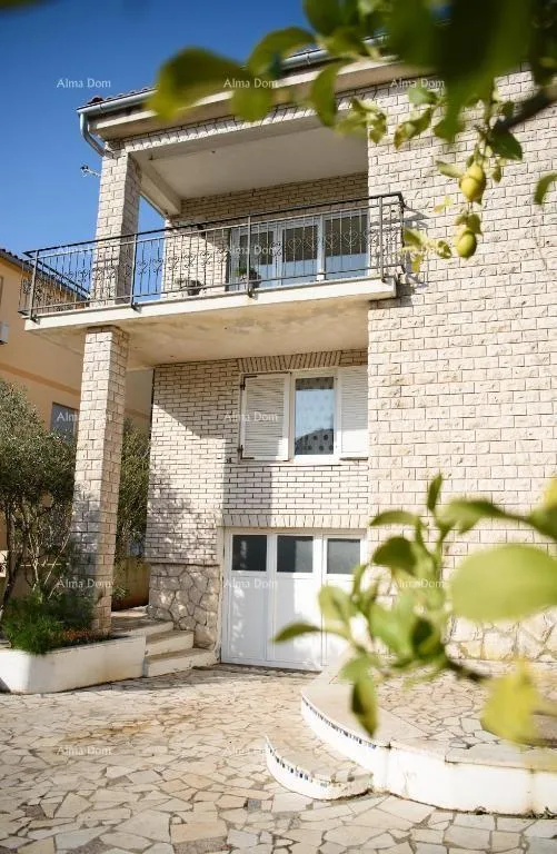 kuća prostrana kuća u premanturi s pet spavaćih soba i vrtom, idealna za obitelj ili investiciju - slika 20