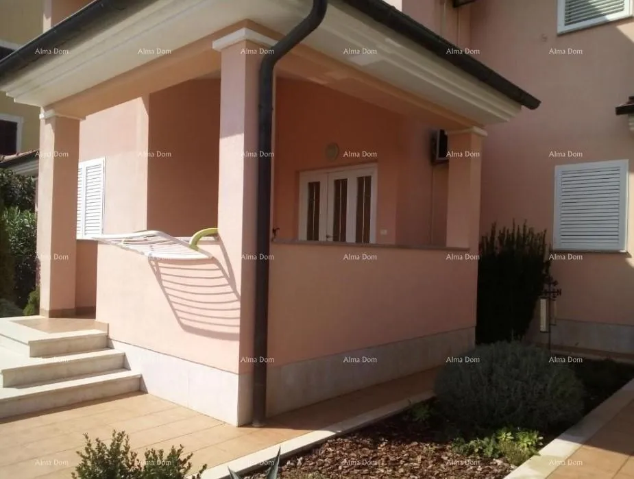 kuća prodaje se kuća sa 5 apartmana i pogledom na more, premantura - slika 1
