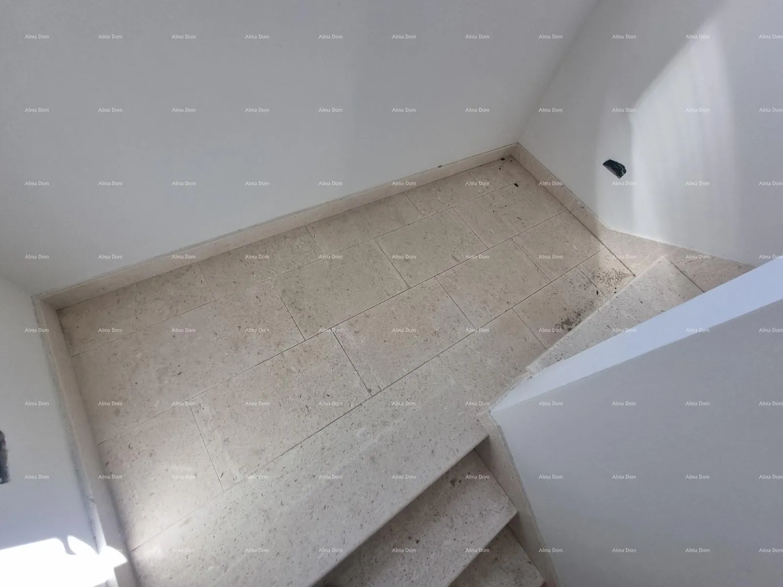 kuća prodaje se kuća s bazenom i pogledom na more – mirno selo raša - slika 5