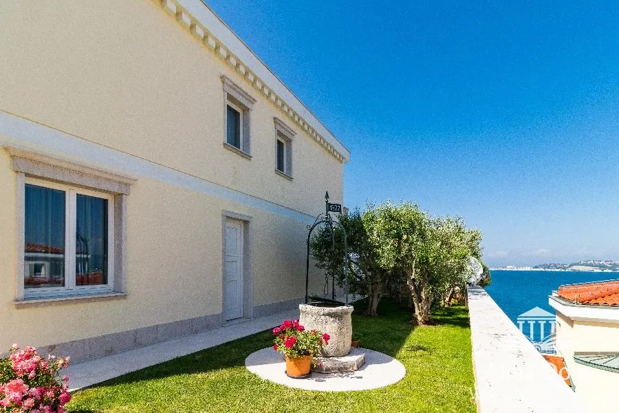kuća umag crveni vrh. alberi. jedinstvena luksuzna nekretnina na samo obali mora. pogled na piran. - slika 5