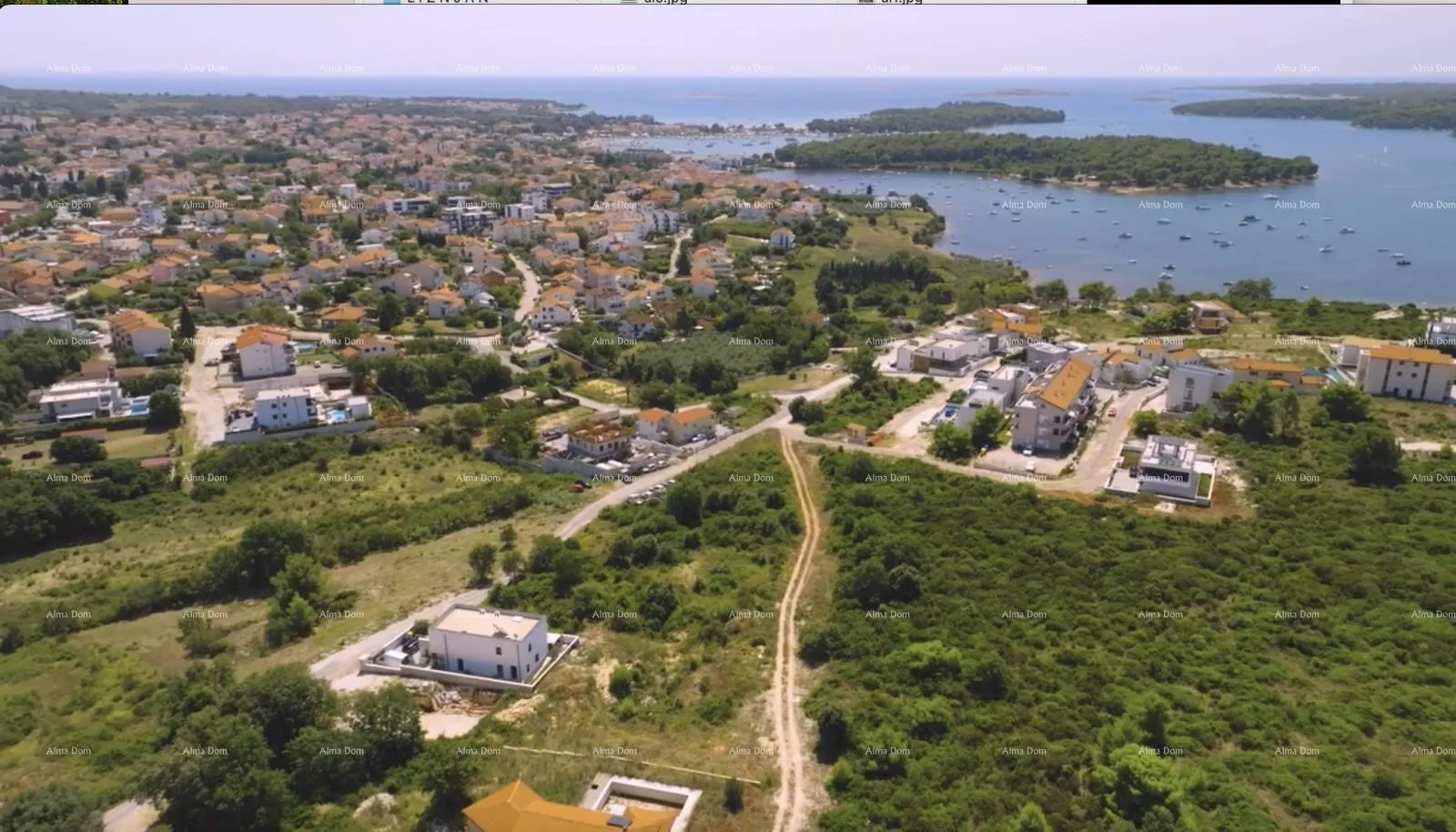 Građevinsko zemljište Građevinsko zemljište u Medulinu na Mukalbi u neposrednoj blizini mora i plaže.