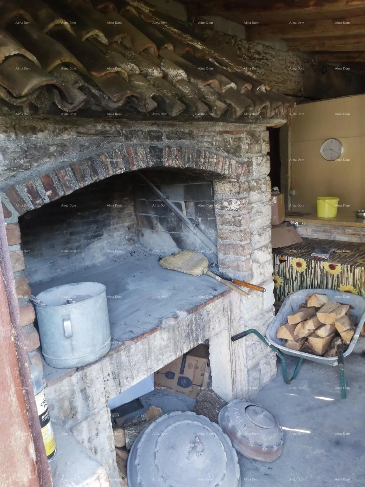 kuća prodaja- kuća sa konobom, velikom terasom, dva trosobna stana, dvorištem. odlična prilika za investiranje! - slika 19