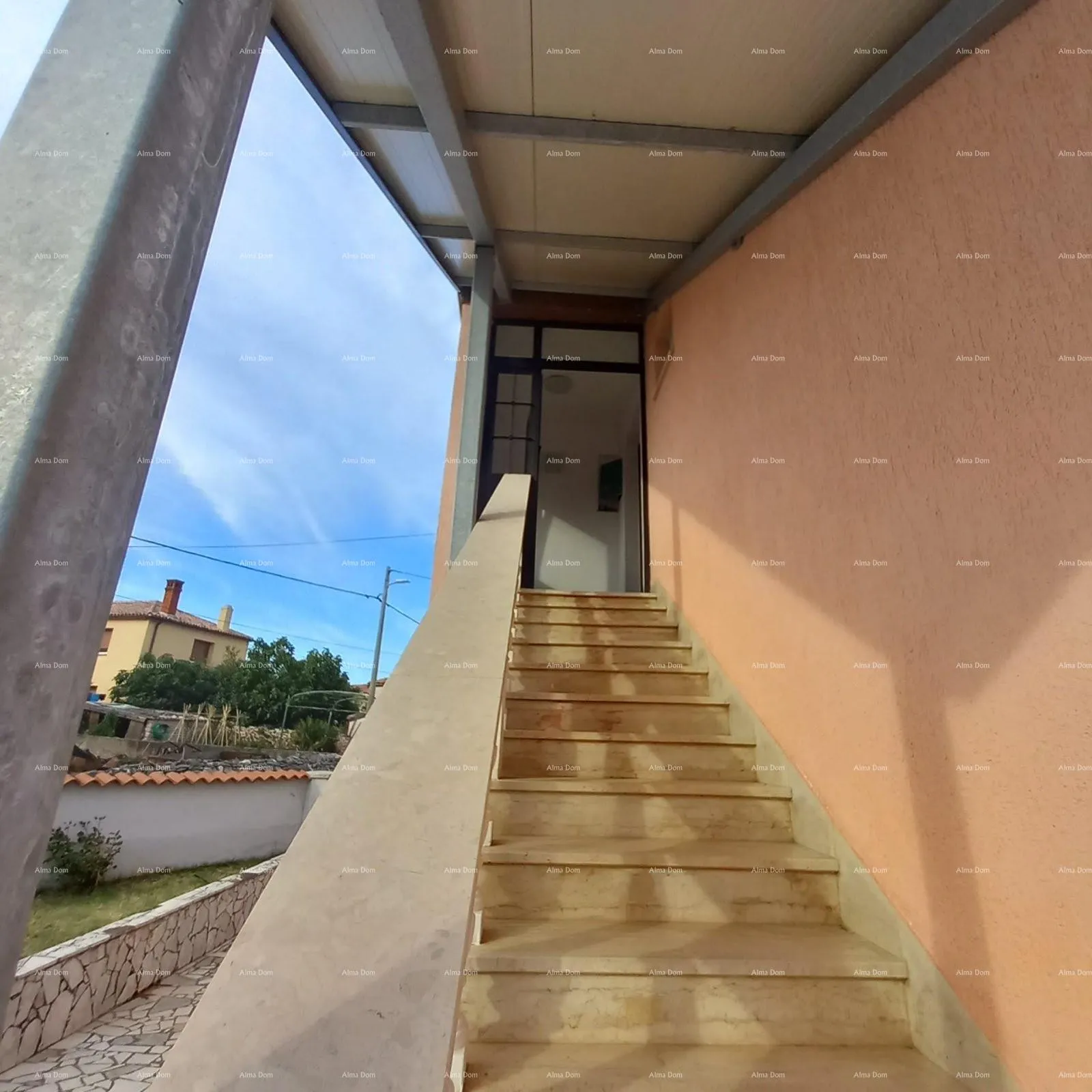 kuća prodaja, ližnjan , kuća u nizu sa tri apartmana. - slika 46