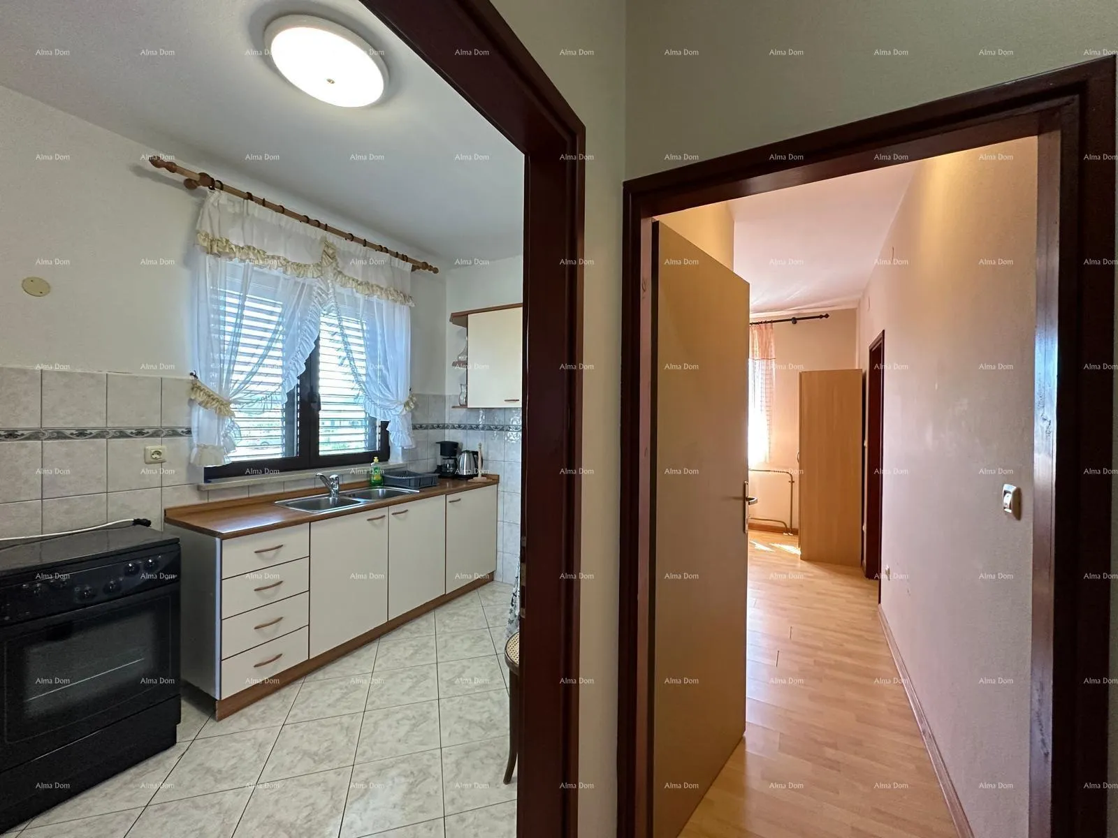kuća prodajemo kuću sa pet apartmana na odličnoj lokaciji! - slika 15