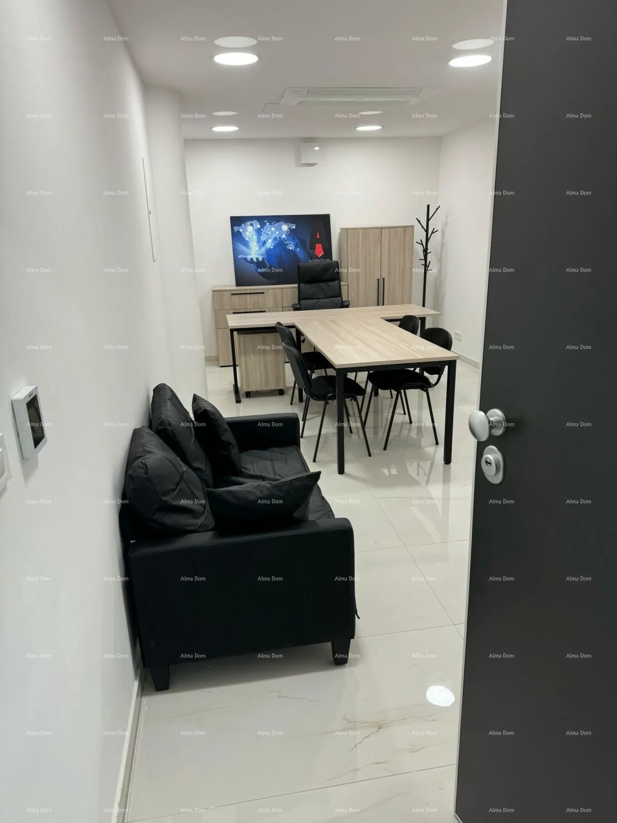 poslovni prostor prodajemo poslovni prostor u centru pule. pješačka zona. - slika 2