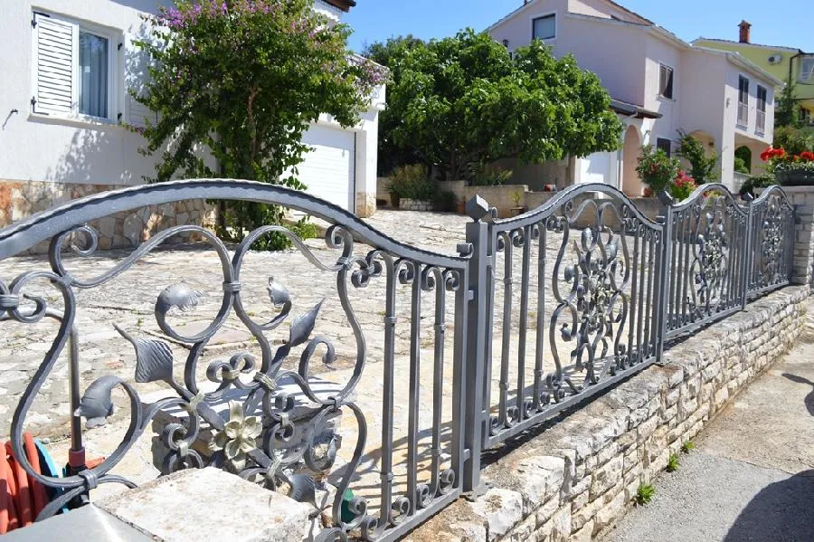 kuća vila u pješčanoj uvali samo 100 m od mora !! - slika 2