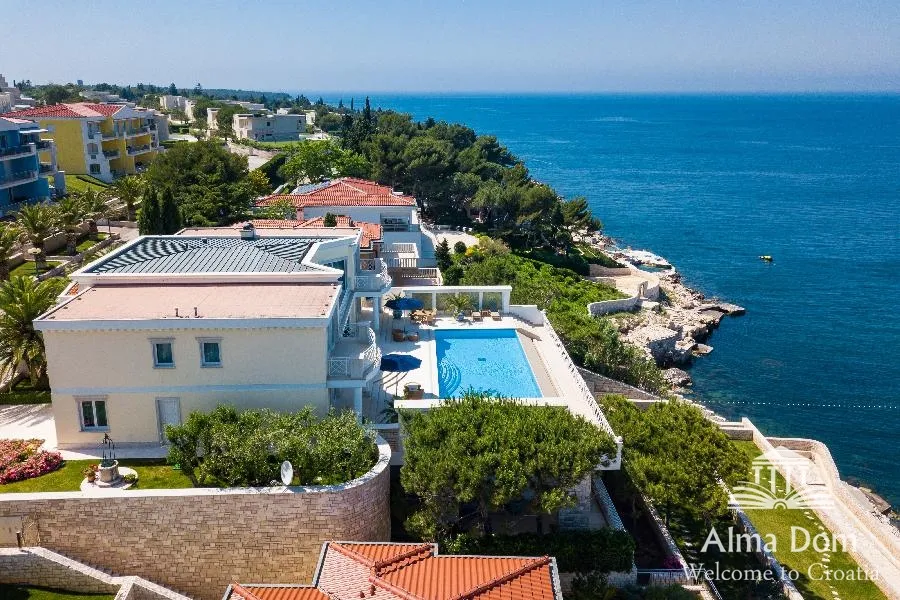 Kuća Umag Crveni Vrh. Alberi. Jedinstvena luksuzna nekretnina na samo obali mora. Pogled na Piran.