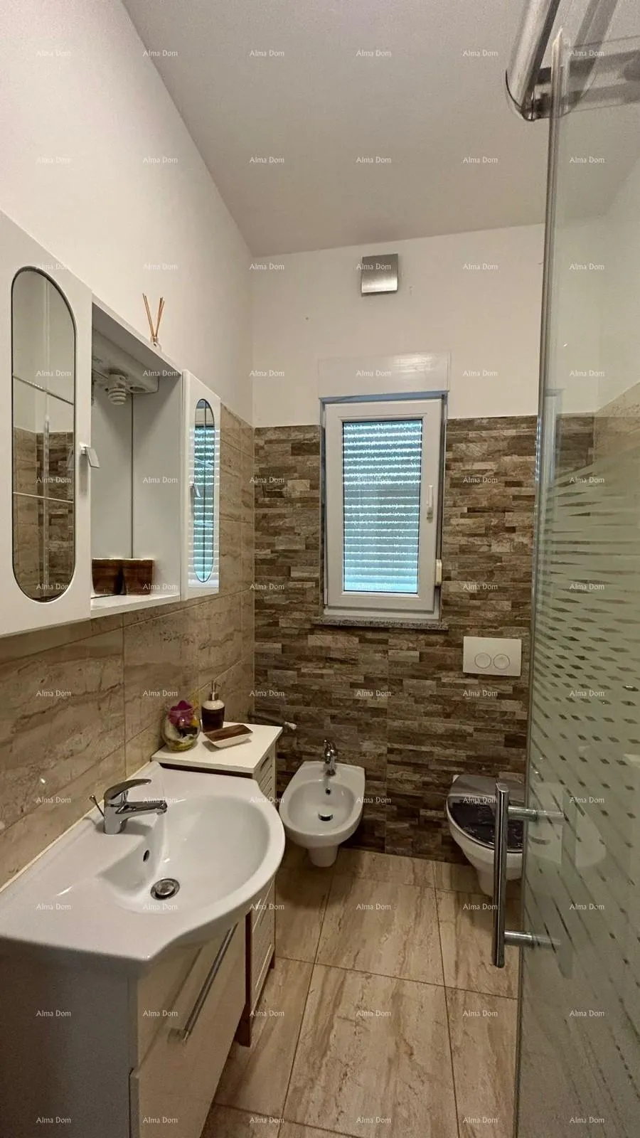 kuća prodajemo kuću sa više apartmana i bazenom. pula veli vrh. - slika 44