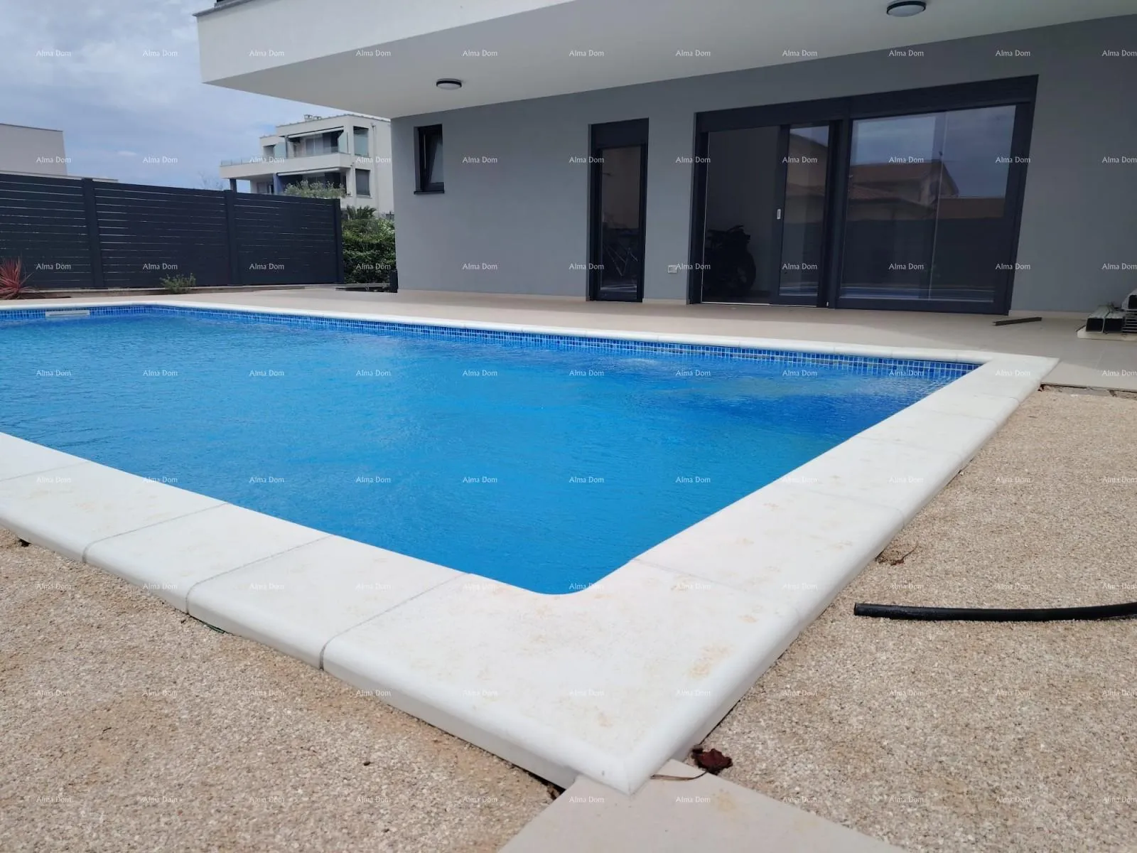 stan stan u novogradnji s vrtom i bazenom– novigrad, 400 m od mora - slika 2