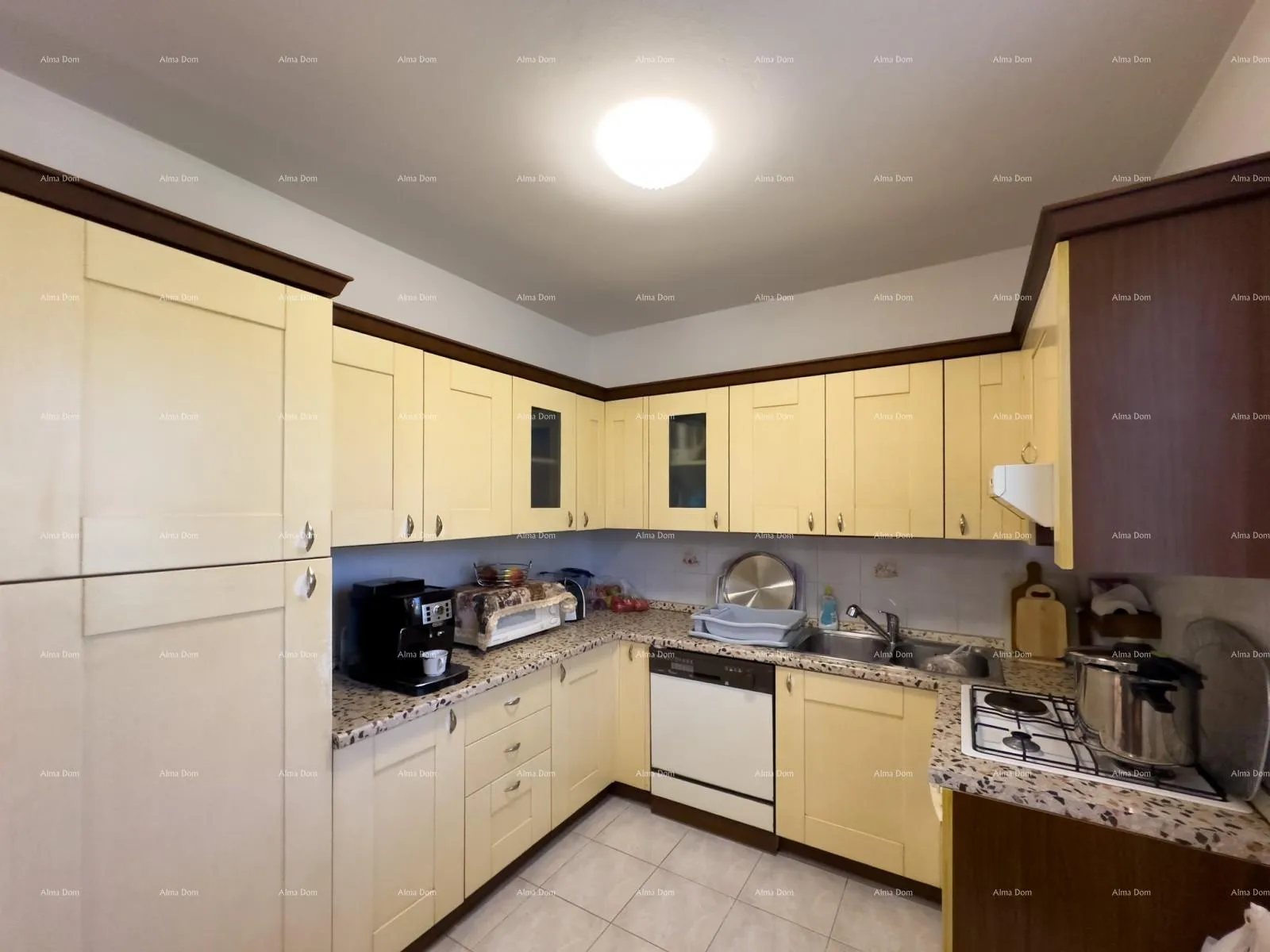 kuća prodajemo apartmansku kuću na mirnoj lokaciji u medulinu! - slika 13