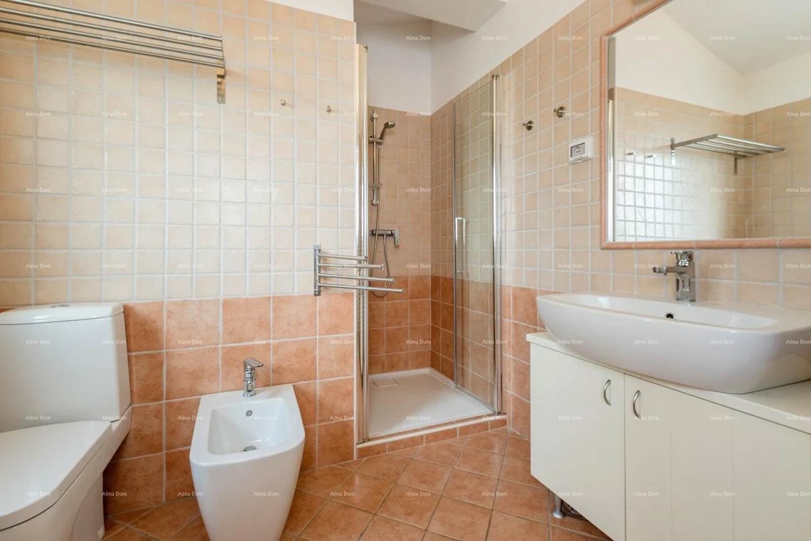 kuća vila s dva apartmana i bazenom, okolica labina - slika 12