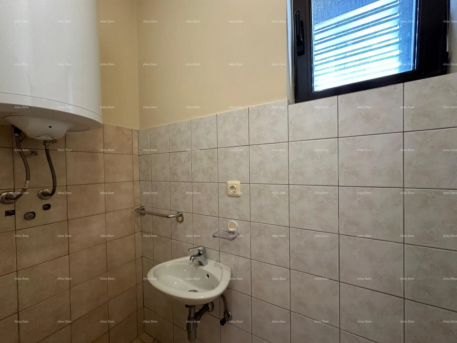 kuća prodajemo kuću sa pet apartmana na odličnoj lokaciji! - slika 38