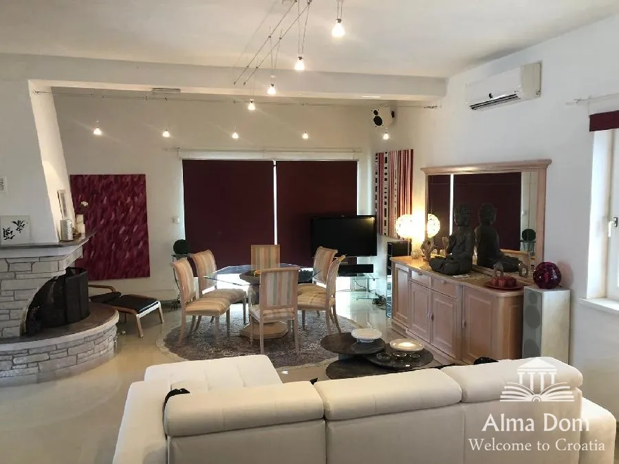 kuća luksuzna villa sa bazenom, velikom i uređenom okućnicom. - slika 19
