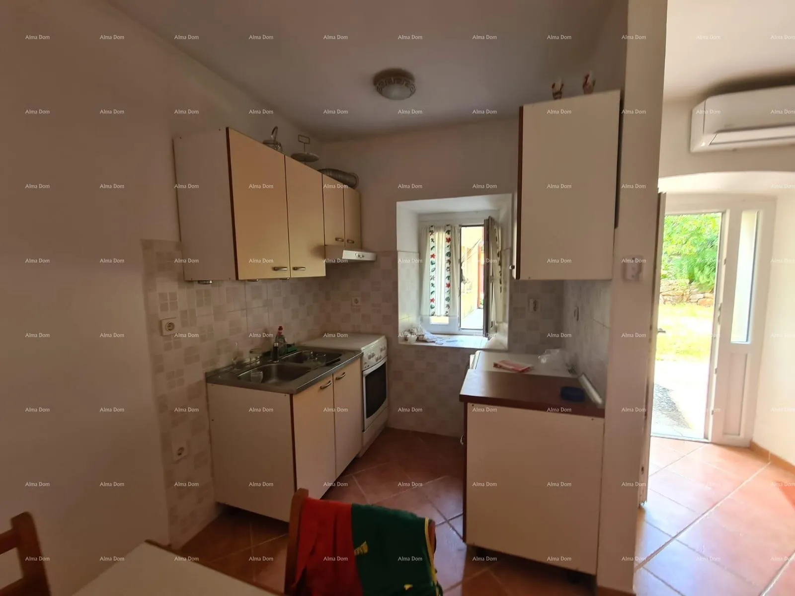 kuća prodaja kuće sa dvorištem i velikim zemljištem, barban - slika 9