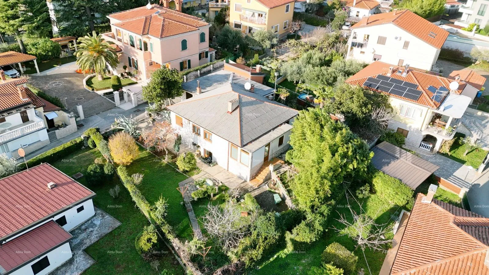 Kuća Kuća s dvije stambene jedinice i velikim razvojnim potencijalom – nekoliko metara do mora, Umag