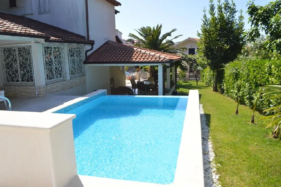 kuća vila u pješčanoj uvali samo 100 m od mora !! - slika 1