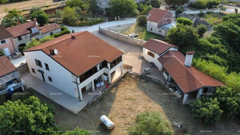 kuća prodaje se kuća 420m2 sa tri stana, umag - slika 2