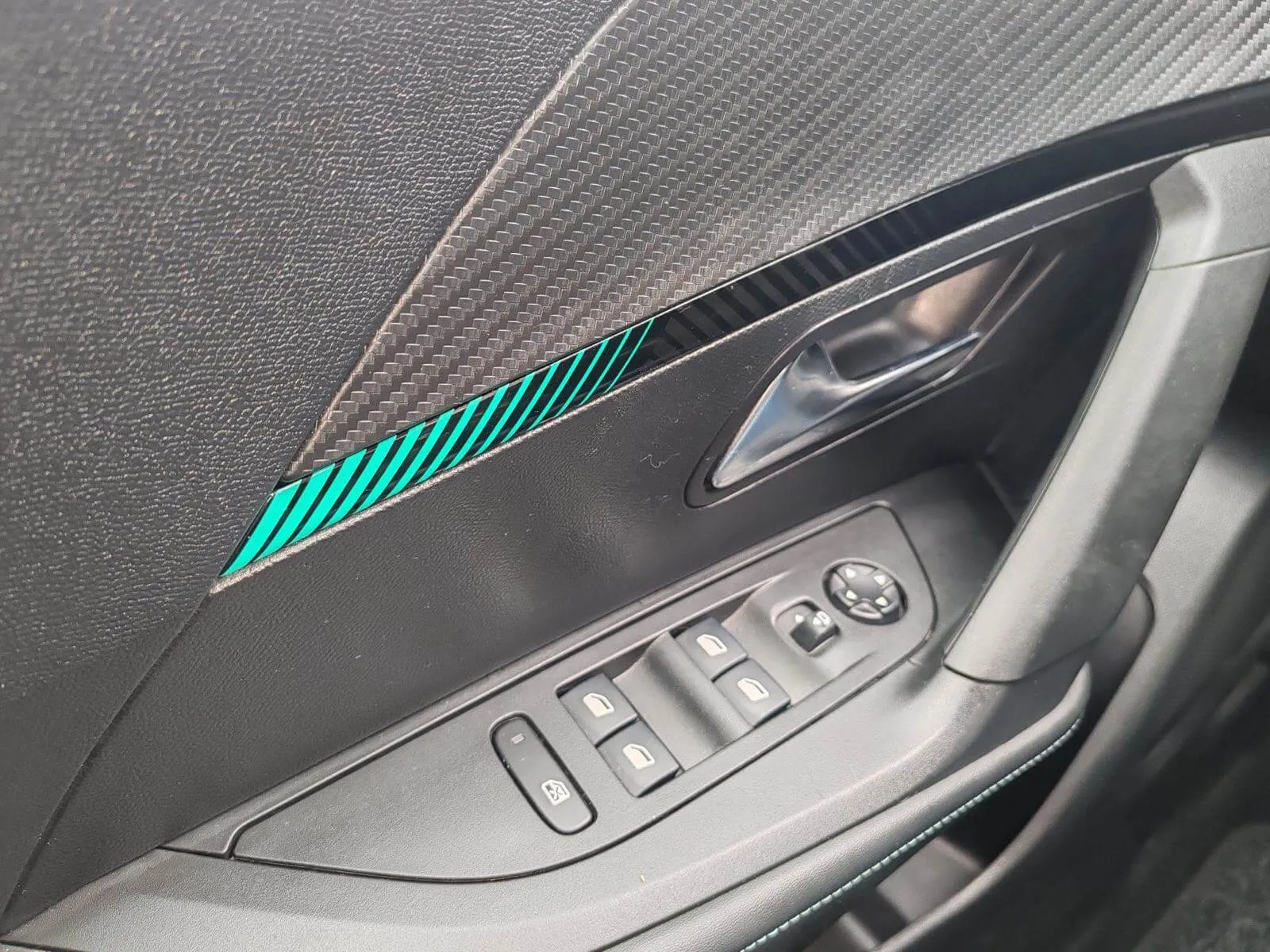 peugeot 2008 1,2 - slika 12